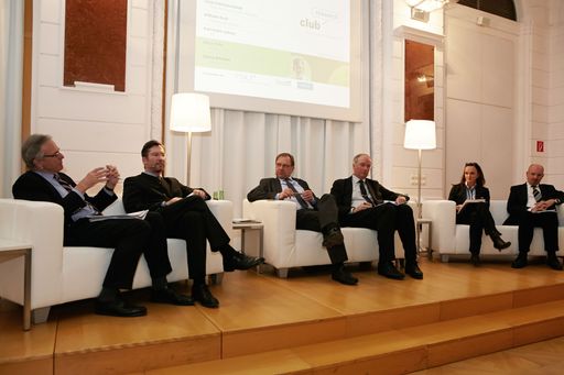  http://www.apa-fotoservice.at/galerie/5020 Die
Leistungsansprüche an die Universität sind fordernd und nehmen
laufend zu. Wie können Universitäten dem gerecht werden? Wie müssten
neue Modelle der Finanzierung darauf reagieren? Und was verspricht
eine "kapazitätsorientierte Universitätsfinanzierung"? Darüber
diskutierten im club research (v.l.): Georg Winckler
(Aufsichtsratsvorsitzender ERSTE Stiftung), Elmar Pichl
(Sektionschef im BMWF), Johannes Steiner (Leiter des club research),
Wilhelm Krull (Generalsekretär Volkswagenstiftung), Sonja
Hammerschmid (Rektorin Veterinärmedizinische Universität) und
Karl-Heinz Leitner (Senior Researcher AIT).