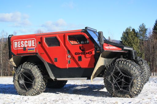 Rescue von Ghe-o Motors - der Name des rumänischen
Monsters ist Programm: Es soll helfen Menschen zu retten. Steilste
Hänge und tiefste Schlammlöcher machen ihm nichts aus und der Rescue
ist zu Land und zu Wasser einsetzbar. Trotz seiner drei Tonnen
Leergewicht soll der Riese auch schwimmen können. "GRIP - Das
Motormagazin": Das rumänische Monster-SUV Rescue von Ghe-o Motors /
Det sucht ein Kraftpaket / Oldtimer-Auktion in Toffen / Sedetermin:
Sonntag, 2. Februar 2014, um 18:00 Uhr bei RTL II.