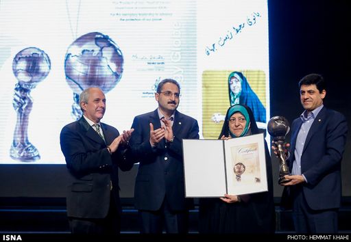 Im Bild von li nach re: Energy Globe Gründer Ing.
Wolfgang Neumann; Vorsitzender ISGM, Mohammad Hasan Emami;
Vizepräsidentin Iran, Masoumeh Ebtekar; Präsident ISGM, Majid
Saraidarian