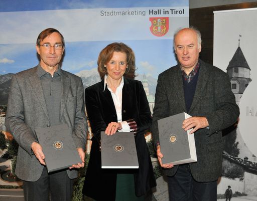 DI Werner Jud, Bürgermeisterin Dr. Eva Maria
Posch und Dr. Bruno Maldoner vor der Walzenprägemaschine.