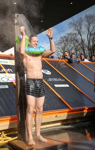 Freiwillige genossen angenehm warmes, dampfendes Duschwasser dank
dem weltgrößten Solarkollektor von SIKO SOLAR.