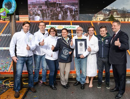 Vorschau Bild von Umweltminister Andrä Rupprechter gratuliert dem SIKO SOLAR Team
zum Eintrag ins Guinness Buch der Rekorde.