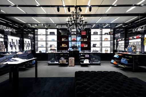  Flughafen Wien Shops: Dolce & Gabbana, Christ,
Swarovski, und Versace.