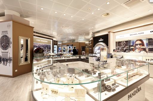 Vorschau Bild von Flughafen Wien Shops: Dolce & Gabbana, Christ,
Swarovski, und Versace.