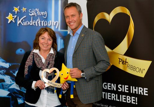 Pet RIBBON Spendenübergabe: Gabriela Gebhart,
Geschäftsführerin Stiftung Kindertraum und Christer Gavelstad,
Geschäftsführer Mars Austria freuen sich über mehr als 55.000 Euro
an Spenden im Rahmen des diesjährigen Pet RIBBON Projekts.