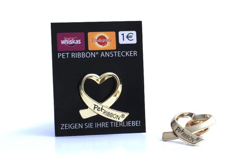 Vorschau Bild von Pet RIBBON Anstecker: Der Pet RIBBON Anstecker ist
weiterhin um 1 Euro über www.petribbon.at erhältlich.