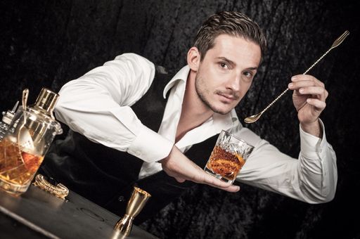  Bei Philipp M. Ernst in der Bar 67 im Herzen von
Ischgl kehren die Schigäste dann ein, wenn sie stilvolles Apres-Schi
abseits der immergleichen Hütten-Gaudi-Drinks genießen wollen.
