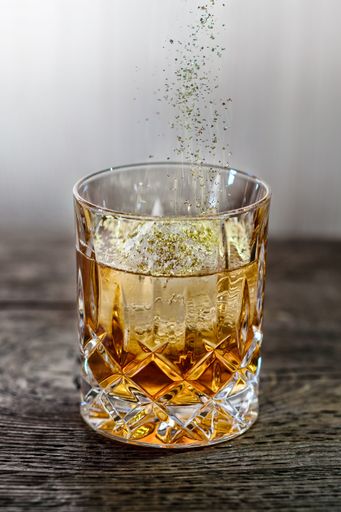 Vorschau Bild von Der teuerste Drink der Saison ist eine Kreation
für Alexey, einen Stammgast aus Moskau: Havana Club Maximo mit 22
Karat Goldstaub. Kostenpunkt: 255 Euro pro Drink!