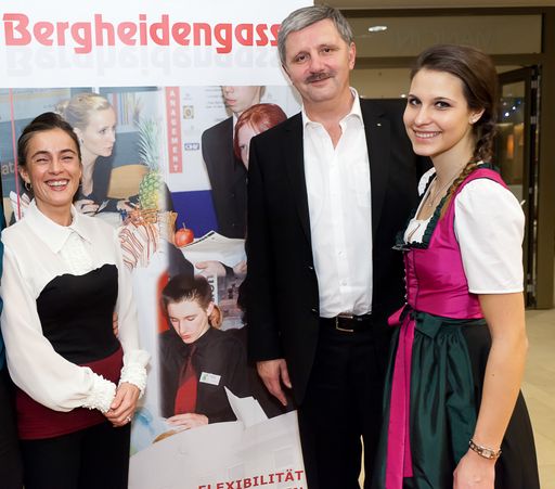Mercedes Echerer, KommR Siegfried Fleischhacker
(GF der VDSF - Versicherung), Christina Kainz (Schülerin
Maturaklasse HLTW13 im Theaterhotel-Leitungsteam 2014)