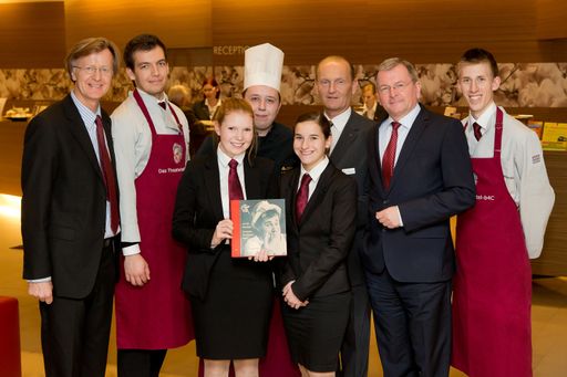 Vorschau Bild von Mag. Helmut Kuchernig-Hoffmann (Projektleiter
"Das Theaterhotel", Lehrer an der Bergheidengasse), Pascal Rauwolf
(Absolvent der Bergheidengasse 2013), Sophie Wuschitz (Schülerin
Maturaklasse), Michael Weissenböck (Küchenchef ATH Savoyen), Judith
Helm (Absolventin 2013), Engelbert Eibensteiner (Resident Manager
ATH Savoyen), Johannes Mauthe (stellvertretender Austria Trend
Hotelleriechef), Radek Simecka (Absolvent 2013)