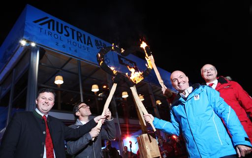  Entzündeten anlässlich der feierlichen Eröffnung
des Austria Tirol House das "Herz der Gastfreundschaft" (v.l.): LA
Siegfried Egger als Vertreter der Landes Tirol, Josef Margreiter (GF
Tirol Werbung), Gerald Klug (Bundesminister für Landesverteidigung
und Sport) und ÖOC-Präsident Karl Stoss.
