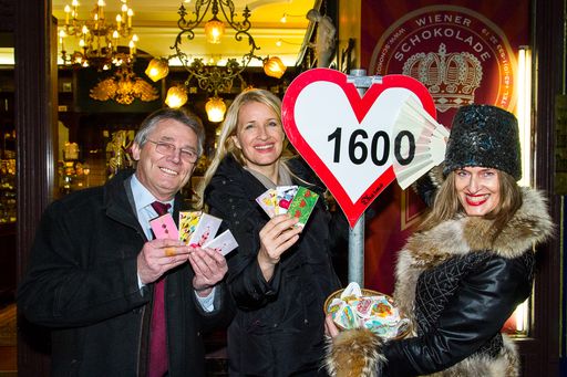  Herzen zum Valentinstag: Grazer Künstlerin Petra
"die Holasek" und Wiener Traditions-Chocolatier Leschanz übergaben
an ZUKI Gründerin und Obfrau Claudia Stöckl 1.600 Euro.