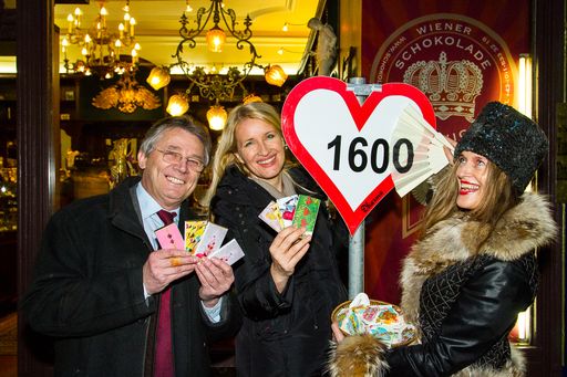 Vorschau Bild von Herzen zum Valentinstag: Grazer Künstlerin Petra
"die Holasek" und Wiener Traditions-Chocolatier Leschanz übergaben
an ZUKI Gründerin und Obfrau Claudia Stöckl 1.600 Euro.
