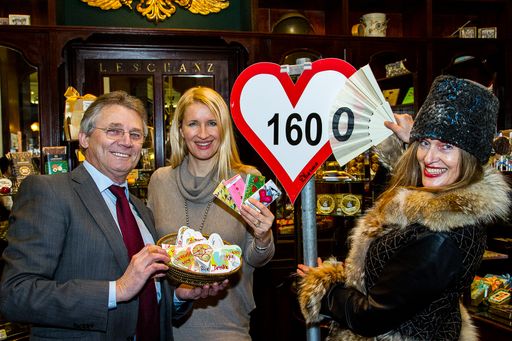 Vorschau Bild von Herzen zum Valentinstag: Grazer Künstlerin Petra
"die Holasek" und Wiener Traditions-Chocolatier Leschanz übergaben
an ZUKI Gründerin und Obfrau Claudia Stöckl 1.600 Euro.