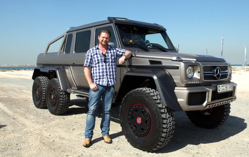 GRIP-Moderator Det Müller geht auf große
Abenteuertour und testet als einer der ersten TV-Moderatoren
überhaupt den teuersten, schwersten und größten Geländewagen, den
Mercedes je gebaut hat: den G63 AMG 6x6. Sechs angetriebene Räder,
V8 Turbo mit 544 PS und über vier Tonnen Gewicht.