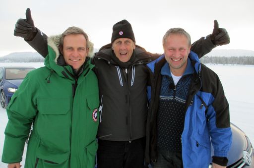 Vorschau Bild von Rennfahrerlegende Hans-Joachim Stuck (Mitte)
fordert "GRIP - Das Motormagazin" zum Duell heraus. Die
Motorsportlegende will wissen, ob es einer der GRIP-Moderatoren auf
Schnee und Eis mit ihm aufnehmen kann. Matthias Malmedie (li.) und
Niki Schelle nehmen die Herausforderung an und reisen nach
Nordschweden an den Polarkreis. Für das Duell steht dort kein
geringerer als der stärkste Serien-Golf aller Zeiten parat: Der neue
Golf R mit Allradantrieb und 300 PS.