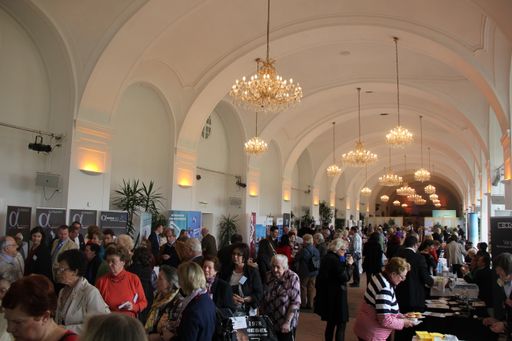 Vorschau Bild von rheuma.orthopädie-aktiv Ausstellungstraße mit
Kongressteilnehmern