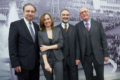 http://www.apa-fotoservice.at/galerie/5064 Im Bild
v.l.n.r.: S.E. Juraj Machác (Botschafter der Republik Slowakei), Dr.
Henrieta Moravcíková (Kuratorin), Prof. Adolph Stiller (Kurator),
Dr. Günter Geyer (Generaldirektor Wiener Städtische
Versicherungsverein)