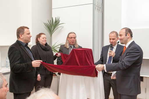  Das Q1 Team, unterstützt von Moderator Axel Dick
(Quality Austria) enthüllt den Stapel mit den druckfrischen
Q1-Magazinen