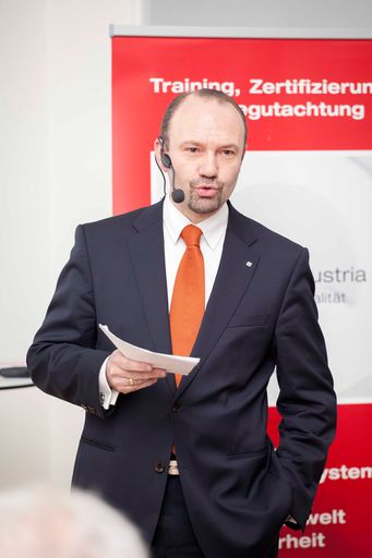 Vorschau Bild von Mag. Martin Ögg (Geschäftsführer SCIAM Medienhaus)
erzählt den Gästen kurzweilig die Entstehungsgeschichte von Q1