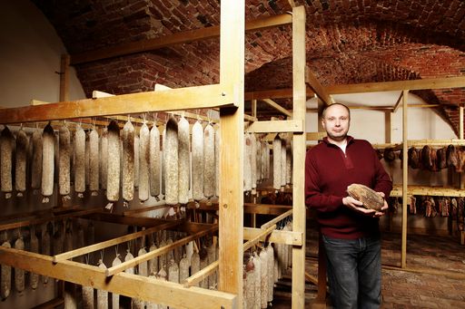 Vorschau Bild von Roman Schober mit seiner Waldviertler BIO Wurstmanufaktur: 100
Prozent Bio-Fleischqualität aus artgerechter Tierhaltung, dazu 0
Prozent Gentechnik und absolut keine E-Nummern!