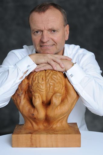 Prof. Manfred Spitzer ist der Experte im
deutschsprachigen Raum auf dem Gebiet der Gehirnforschung und wird
unter anderem für seine Erkenntnisse zur "gehirngerechten" Führung
und neurobiologischen Lernprozessen hoch gelobt und gefeiert.