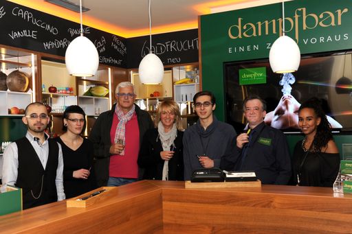 Vorschau Bild von Seit 10.02.2014 können Gäste in der Dampfbar des
Einstein über 140 verschiedene E-Zigaretten kostenlos ausprobieren
oder ausleihen.