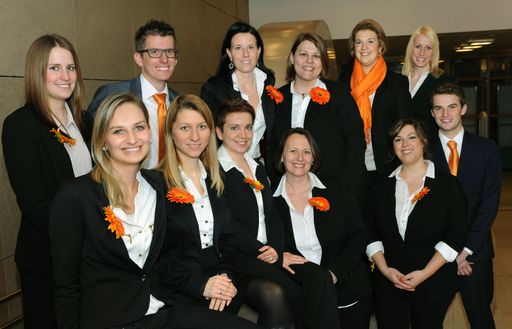 Team des TU Career Centers und TU Wien alumni club.
Im Bild: Hinten von links nach rechts: Kerstin Semmelmeyer, Andreas
Schwaiger, Silke Cubert, Birgit Hauck, Claudia Szauter, Karin
Wittmann. Vorne von links nach rechts: Claudia Kitzmüller, Sanja
Crljen, Michaela Hermann, Helene Czanba, Jacqueline Nagy, Markus
Picek.