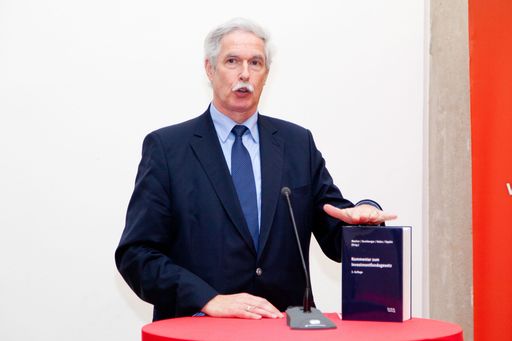 Vorschau Bild von Prof. (FH) Mag. Otto Lucius (Geschäftsführer Bank
Verlag) bei der Präsentation des Kommentars zum
Investmentfondsgesetz in der Wiener Börse.