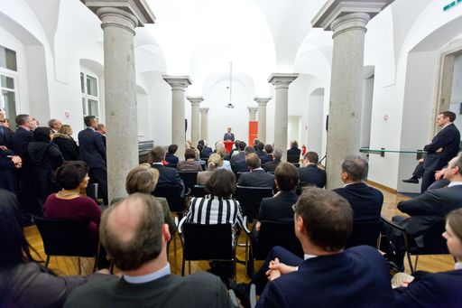 Vorschau Bild von Dr. Heinz Macher (Leiter Recht, Steuern und
Compliance, Raiffeisen Kapitalanlage GmbH) stellt im Namen der
Herausgeber den neuen Kommentar zum Investmentfondsgesetz vor.