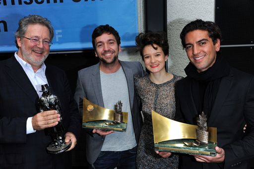 FACK JU GÖHTE-Team nimmt "Goldene Leinwand",
"Goldene Leinwand mit Stern" und "Platin Bogey" entgegen.