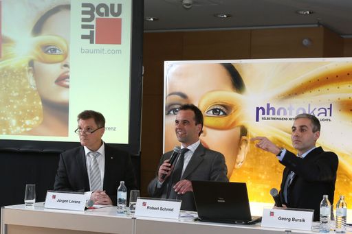 Vorschau Bild von Im Bild von links: Jürgen Lorenz (Leiter Baumit
F&E), Robert Schmid (Geschäftsführer der Baumit Beteiligungen GmbH)
und Georg Bursik (Geschäftsführer der Wopfinger Baustoffindustrie
GmbH) präsentierten bei der Pressekonferenz die Baumit Innavotionen
des Jahres 2014 - Baumit Nanopor photokat und Baumit IonitSpachtel.