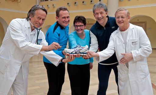  Personen am Foto (von links) ÄL Prim. Dr. Felix
Waidmann, Dr. Gerhard Pöttler, Pflegedienstleiterin Edith Juritsch,
Prim. Dr. Manfred Krenn, Prim. Dr. Josef Trattnig