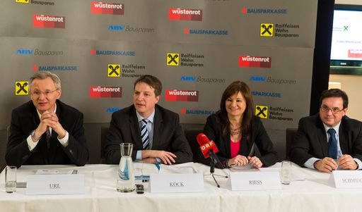  Jahrespressekonferenz der AÖB im Themenraum in
Wien. Im Bild v.l.n.r.: Mag. Manfred Url (Generaldirektor Raiffeisen
Bausparkasse), Mag. Thomas Köck (Generaldirektor ABV Bausparkasse),
Dr. Susanne Riess (Generaldirektorin Bausparkasse Wüstenrot), Dr.
Josef Schmidinger (Generaldirektor sBausparkasse)