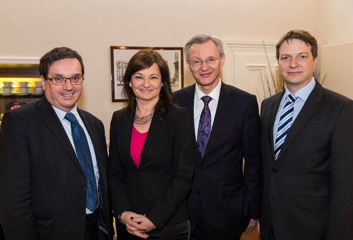 Vorschau Bild von Jahrespressekonferenz der AÖB im Themenraum in
Wien. Im Bild v.l.n.r.: Dr. Josef Schmidinger Generaldirektor
sBausparkasse), Dr. Susanne Riess (Generaldirektorin Bausparkasse
Wüstenrot), Mag. Manfred Url (Generaldirektor Raiffeisen
Bausparkasse), Mag. Thomas Köck (Generaldirektor ABV Bausparkasse)