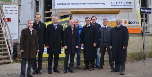  Im Bild v.l.n.r.: Bmstr. Ing. Holger Sutrich
(Projektleiter, Raiffeisen-Leasing); DI Thomas Hussl (Bereichsleiter
Eigenprojekte, Raiffeisen-Leasing); Mag. Alexander Schmidecker (CEO,
Raiffeisen-Leasing); Dr. Christoph Hayden (CRO, Raiffeisen-Leasing);
Manfred Kogler (Polier, GRANIT GmbH); Ing. Erwin Steiger
(Abteilungsleiter Eigenprojekte, Raiffeisen-Leasing); Matthias
Waldmann (Bauleiter, GRANIT GmbH); Bmstr. Ing. Gernot Baumgartner
(Bereichsleiter Hochbau Wien/Niederösterreich GRANIT GmbH); DI
Roland Löffler (Bezirksvertretung 16.Bezirk)