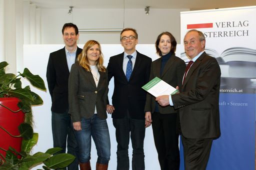  Im Bild vlnr: Mag. Jörg Steiner (Leiter
Zeitschriften, Verlag Österreich), MMag. Dr. Sonja Berl,
HASLINGER/NAGELE & PARTNER RECHTSANWÄLTE), RA Dr. Wolfgang Berger
(Partner, HASLINGER/NAGELE & PARTNER RECHTSANWÄLTE), MMag. Barbara
Raimann (Verlagsleiterin, Verlag Österreich), Hon.-Prof. Dr. Gunther
Gruber (Senatspräsident des VwGH iR).