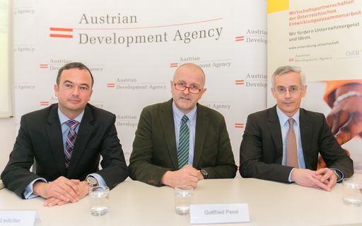  http://www.apa-fotoservice.at/galerie/5115/ Im Bild
v.l.n.r.: Martin Ledolter, Geschäftsführer der Austrian Development
Agency; Gottfried Pessl, Geschäftsführer Pessl Instruments GmbH;
Michael Wancata, Mitglied des Vorstandes der Oesterreichischen
Entwicklungsbank.