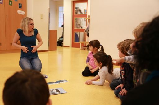 Karin Lang ist selbst gehörlos und als
Kindergartenpädagogin im Kindergarten Gussenbauergasse tätig. Die
bilinguale Förderung in Laut- und Gebärdensprache ist
Grundvoraussetzung für die Chancengleichheit gehörloser Kinder.
