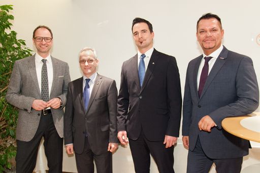  http://www.apa-fotoservice.at/galerie/5028/ Im Bild
v.l.n.r.: KommR Siegfried Prietl (Obmann der Wiener Fachgruppe
Finanzdienstleister), Gerhard Navara (UNIQA Vorsorgemanager
Betriebliche Altersvorsorge), Michael Rohrmoser (UNIQA Sparte
Personenversicherung), Georg Plesnik MBA MSc. (Geschäftsführer der
Fachgruppe Finanzdienstleister/WKW)