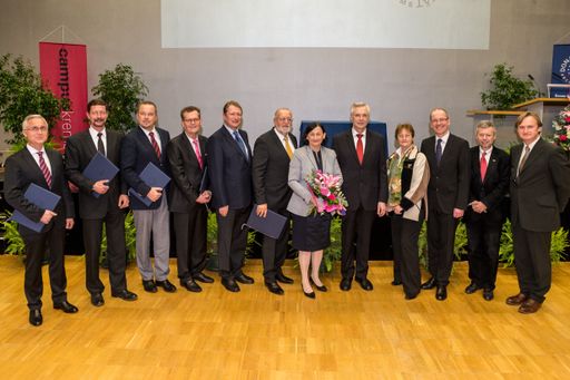  Die LaudatorInnen und geehrten Persönlichkeiten,
v.l.: Gerald Ohrenberger, Rolf von Rössing, Michael P. Schermann,
Dieter Thomaschewski, Gunther Hauser, Karl Piswanger,
Maria-Margarethe Berger, Anton Leitner, Gudrun Biffl, Friedrich
Faulhammer, Christoph Gisinger und Stefan Nehrer.