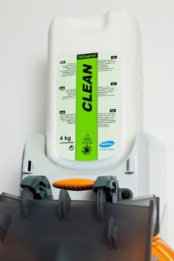 integral CLEAN Kompaktreiniger für die
professionelle Geschirreinigung als erster weltweit mit EU Ecolabel
und österreichischem Umweltzeichen ausgezeichnet