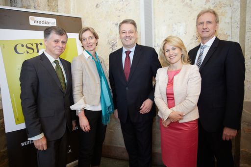 http://www.apa-fotoservice.at/galerie/5101 Im
Bild v.l.n.r.: Dr. Michael Fembek, Herausgeber CSR Jahrbuch, Mag.
Gabriele Faber-Wiener, Gründerin des Zentrums für Responsible
Management, Bundesministers Andrä Rupprechter, Mag. Ursula Simacek,
Simacek Facility Management Group GmbH und Präsidentin von respAct
und KR Heinz Behacker, Vorstandsvorsitzender der VBV - Vorsorgekasse
Aktiengesellschaft