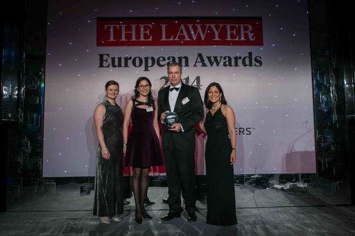 Ileana Glodeanu und Bryan Jardine bei der
Award-Überreichung