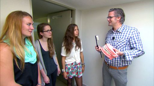 Allgemeinmediziner Daniel Harbs klärt drei Mädchen
zum Thema Karies und Mundhygiene auf.