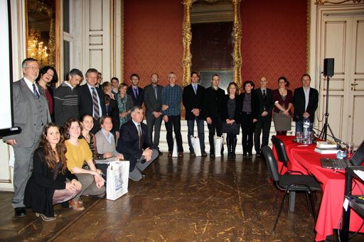 v.l.n.r.: Alle Projektleiter/innen des
Kooperationsprogramms Amadée (Österreich-Frankreich) erhielten im
Rahmen der Festveranstaltung eine Flasche französischen Rotwein und
Informationsbroschüren. Fotocredit: