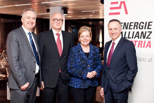 Univ.-Prof. Dipl. Ing. Karl Rose vom
Weltenergierat, Dipl. Ing. Marc H. Hall, Vorstandsdirektor der
Wiener Stadtwerke, Moderatorin Dr. Gisela Hopfmüller und Dipl. Ing.
Mag (FH) Gerhard Christiner, techn. Vorstandsdirektor der Austrian
Power Grid AG beim EnergieTalk der EnergieAllianz Austria.