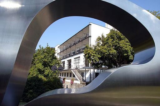 Skulptur von Jean Arp auf dem legendären Monte
Verità. Das Museo d'Arte in Lugano widmet dem Künstler eine grosse
Ausstellung, während auf dem Monte Verità in Ascona zum zweiten Mal
ein Literaturfestival stattfindet, an dem Autoren wie Herta Müller,
Peter Nadas und Joanna Bator mitwirken. / Weiterer Text ueber ots
und auf http://www.presseportal.ch. Die Verwendung dieses Bildes ist
fuer redaktionelle Zwecke honorarfrei. Veröffentlichung unter
Quellenangabe: "OTS.Bild/Ticino Turismo".