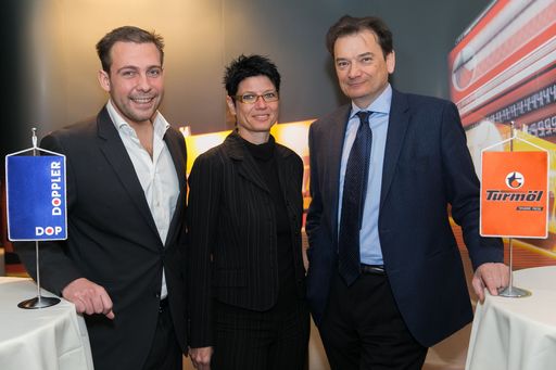 http://www.apa-fotoservice.at/galerie/5097 Im Bild
v.l.n.r.: Franz Joseph Doppler, Geschäftsführung Doppler Gruppe;
Daniela Dieringer, MBA, Geschäftsführung Doppler Gruppe; Dr. Bernd
Zierhut, Geschäftsführung Doppler Gruppe.