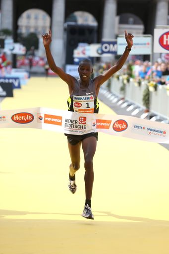 Henry Sugut beim Sieg des Vienna City Marathon
2013. Der Streckenrekordhalter aus Kenia wird am 13. April wieder in
Wien laufen.